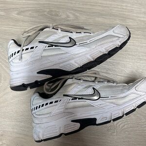 Nike Men's White and Black Athletic Sneakers